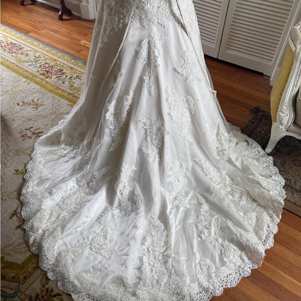 Elegant White Lace Wedding Dress - Picture 12 of 15